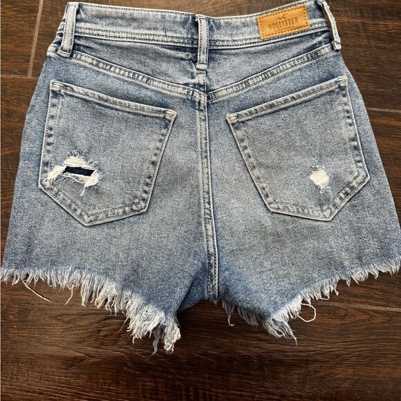 Hollister ultra high rise Mom shorts 3” EUC SZ 24/0 - Picture 2 of 4